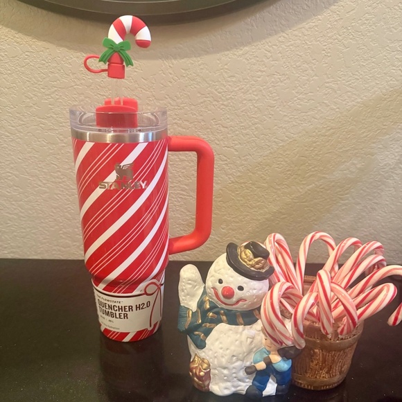 Stanley Christmas Holiday H2.0 Flowstate Candy Cane Twist Tumblr - 30oz w/topper - Picture 1 of 7